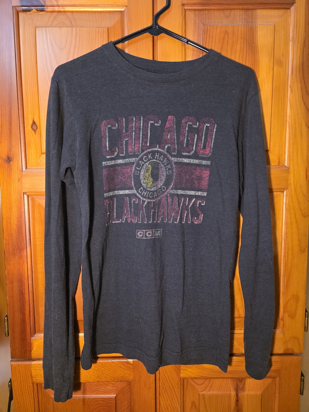 NHL Chicago Blackhawks Women's Crew Neck Sweater - Black with Red Accent